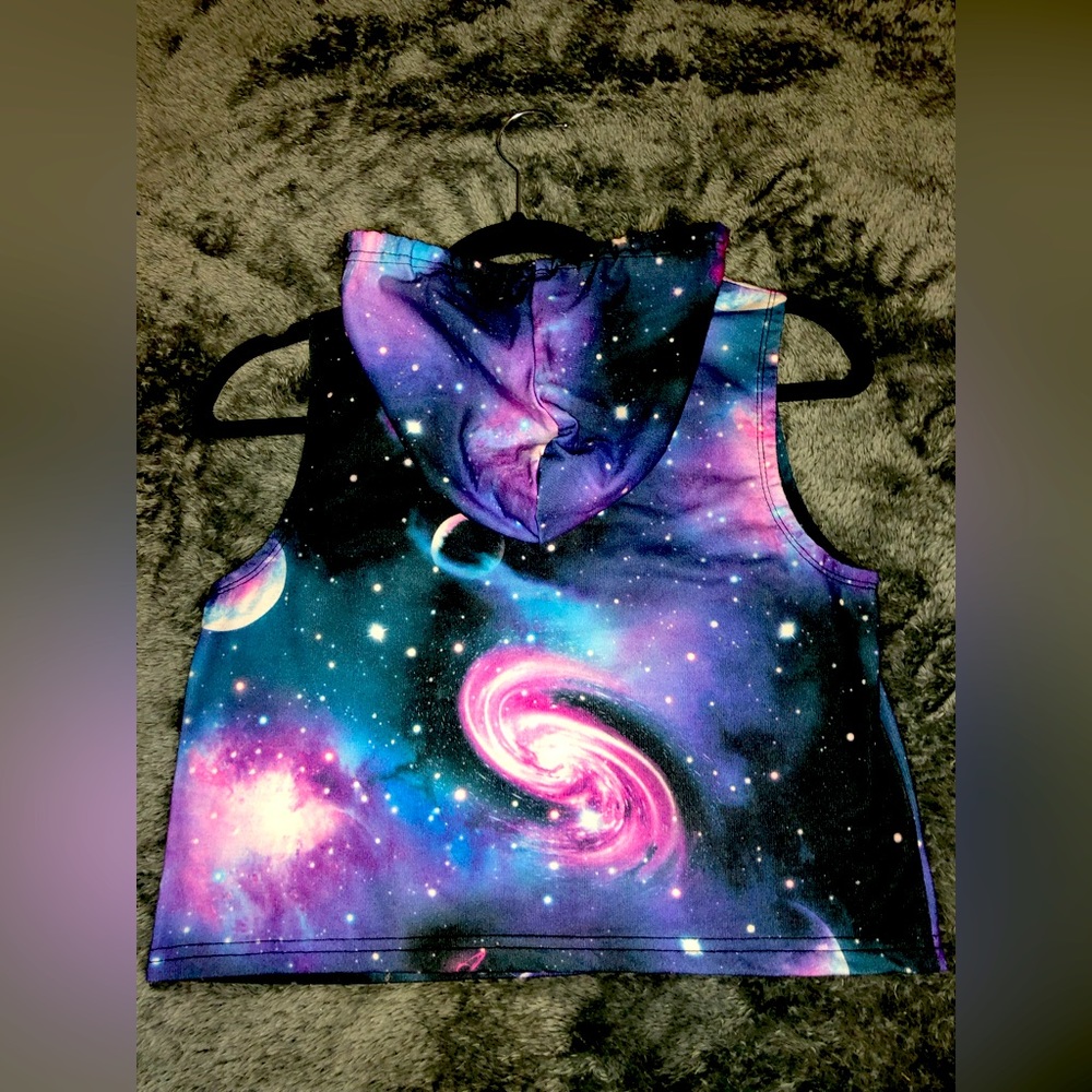 💚🪐💫GALAXY PRINT 💫🪐💚HOODED CROP TOP!